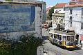 Ausstieg am leider arg verwahrlosten Aussichtspunkt Miradouro de Santa Luzia, mit einem sehr schönen Wandmosaik und Blick über die Stadt (nach links).